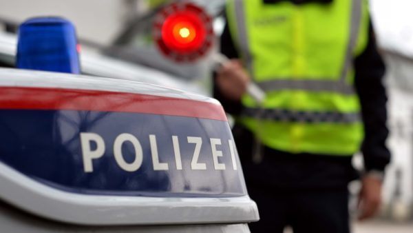 Теперь в Вене: полицейский опять открыл огонь по автомобилю