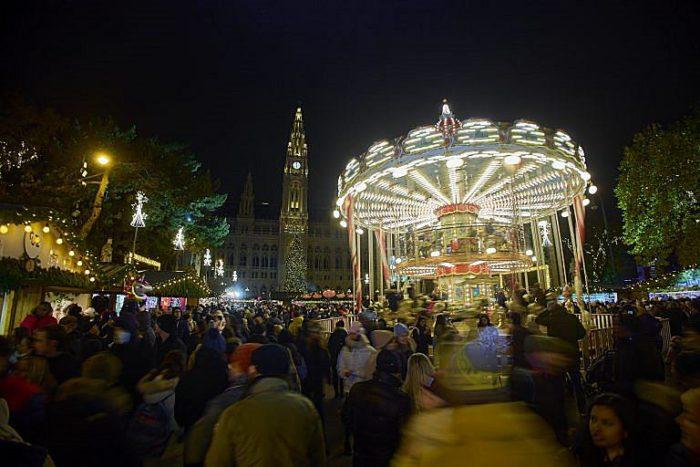 На Ратхаусплац торжественно открылся Рождественский рынок