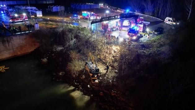 В Эннсе такси упало в реку: водитель погиб, пассажир спасен