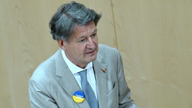 NEOS раскритиковала министра обороны Таннер за заявления по Украине