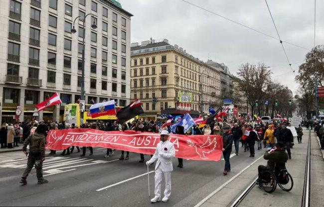 В центре Вены прошла демонстрация с российскими флагами