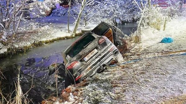 Автомобиль соскользнул с заснеженной дороги в ручей: погибла пассажирка
