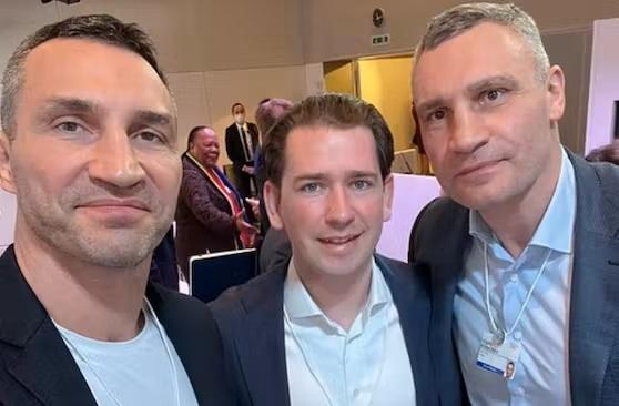 «Друзья»: Себастьян Курц позирует в Давосе с братьями Кличко