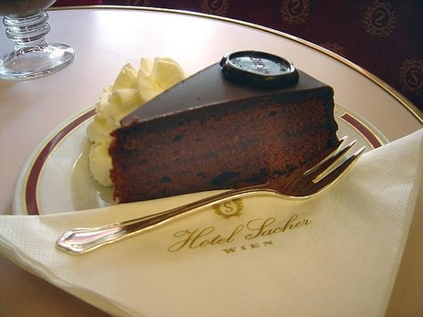 Видеорецепт классического торта «Захер» в оригинальной версии отеля «Захер»