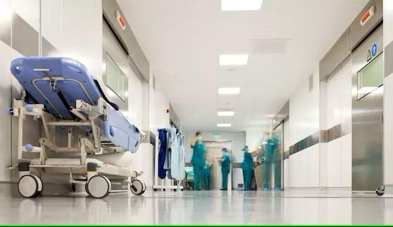 В Тирольской больнице коллеги привязали медсестру к операционному столу и держали так 15 минут