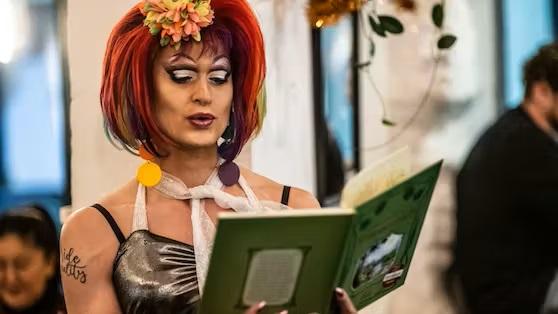 Трансвестит прочтет книги детям — в Вене анонсировано 7 демонстраций