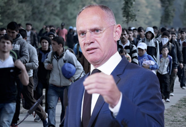 Министр МВД Карнер про беженцев: меньше социальной помощи и депортации в Сирию и Афганистан