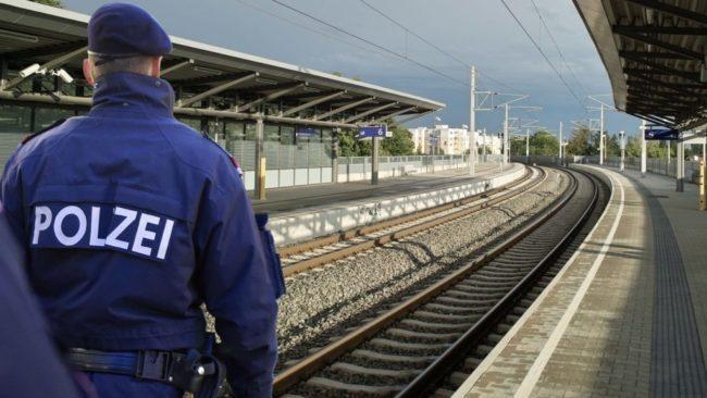 Раненого 19-летнего парня спасли на рельсах на вокзале Лизинг в Вене
