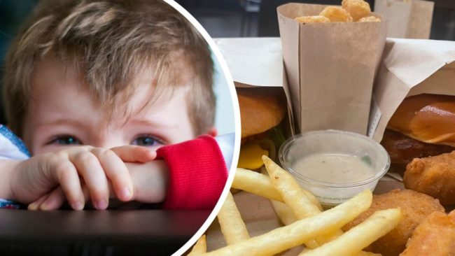 Трехлетний мальчик один поехал на метро в ресторан быстрого питания