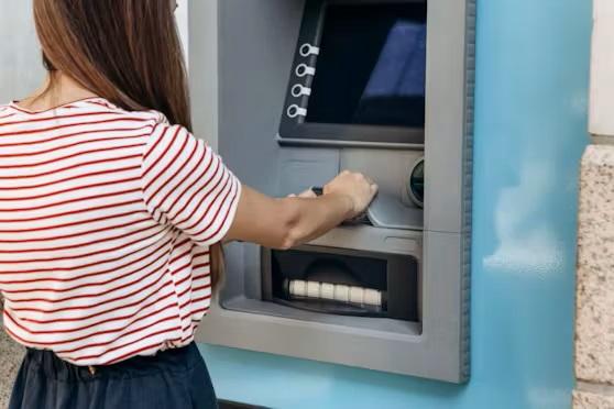 Страны, где снимать деньги в отпуске в банкомате особенно дорого